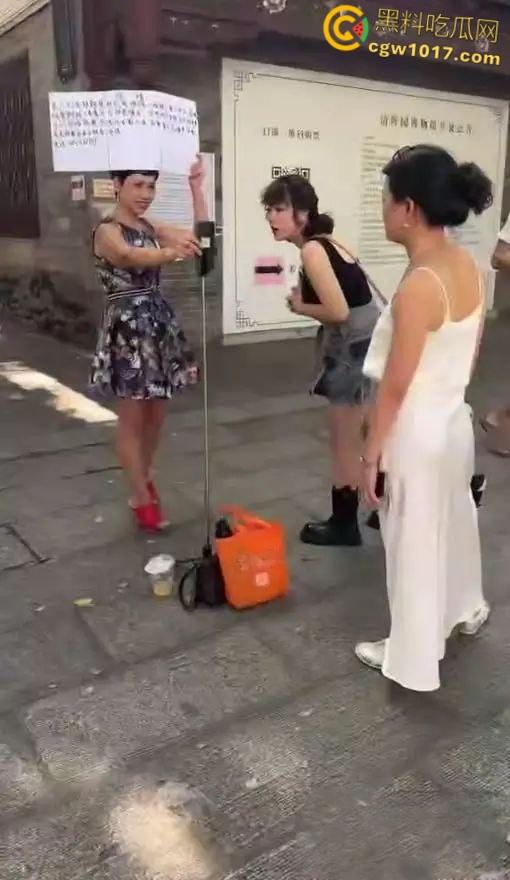 广东52岁富婆街头在线征婚大屌男，自称可给700万彩礼，骚逼常年未滋润渴望性爱，有意联系！-4