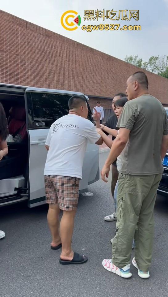 北京土豪大哥假期出游，偶遇路霸相逼停车怒骂，也不惯着他，从言语攻击到两边人马互殴，直至流血才停下！-9