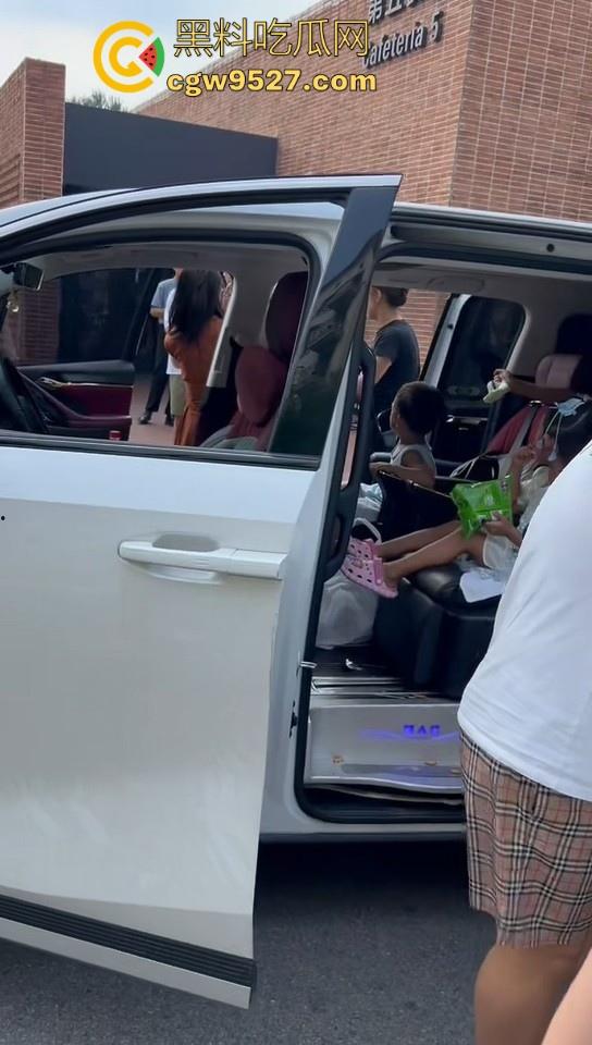 北京土豪大哥假期出游，偶遇路霸相逼停车怒骂，也不惯着他，从言语攻击到两边人马互殴，直至流血才停下！-10