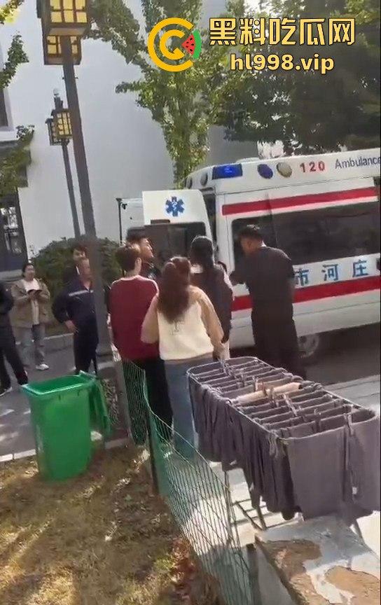 大连庄河大学城惊现校服女引发血案！黑衣男被两学生哥误会暴揍，女子都拦不住！-10