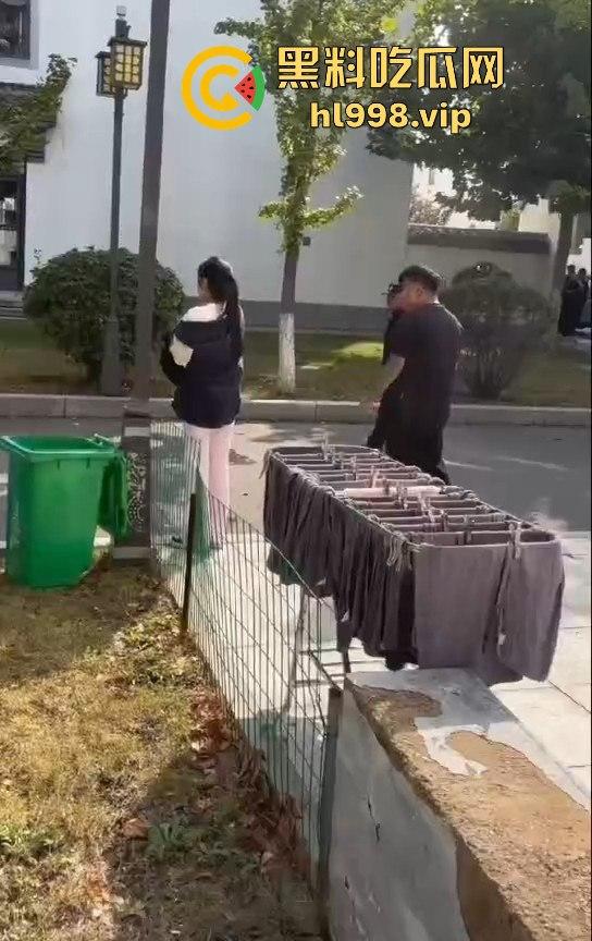 大连庄河大学城惊现校服女引发血案！黑衣男被两学生哥误会暴揍，女子都拦不住！-12