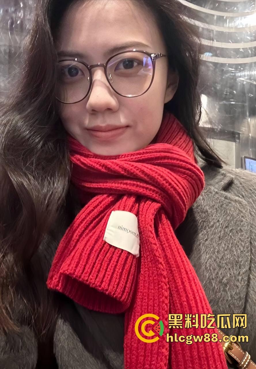 长沙某金融公司员工【张依依】午休跟男朋友打炮 边干边接电话 身下动作停不下来 越聊越兴奋!-1