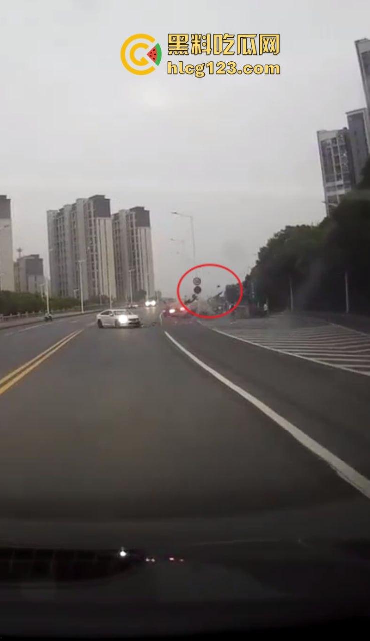 又是女司机!一死一伤 苏州两轿车发生碰撞后撞向一非机动车!惨不忍睹-3