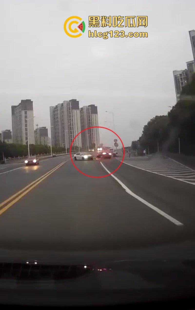 又是女司机!一死一伤 苏州两轿车发生碰撞后撞向一非机动车!惨不忍睹-5