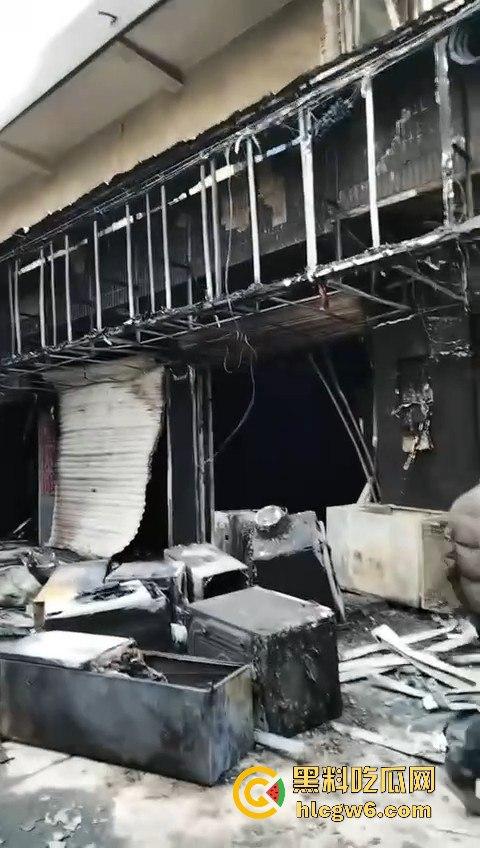 安徽铜陵枞阳横埠快递站突发火灾里面物品全部烧光,老板一夜回到解放前！-4