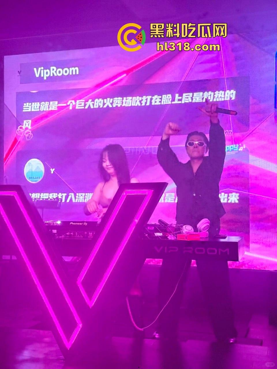 酒吧消费1万元拿下性感大奶营销，纯天然美乳微微上翘，苗条身材迎合暴操，简直是极品中的极品！-1