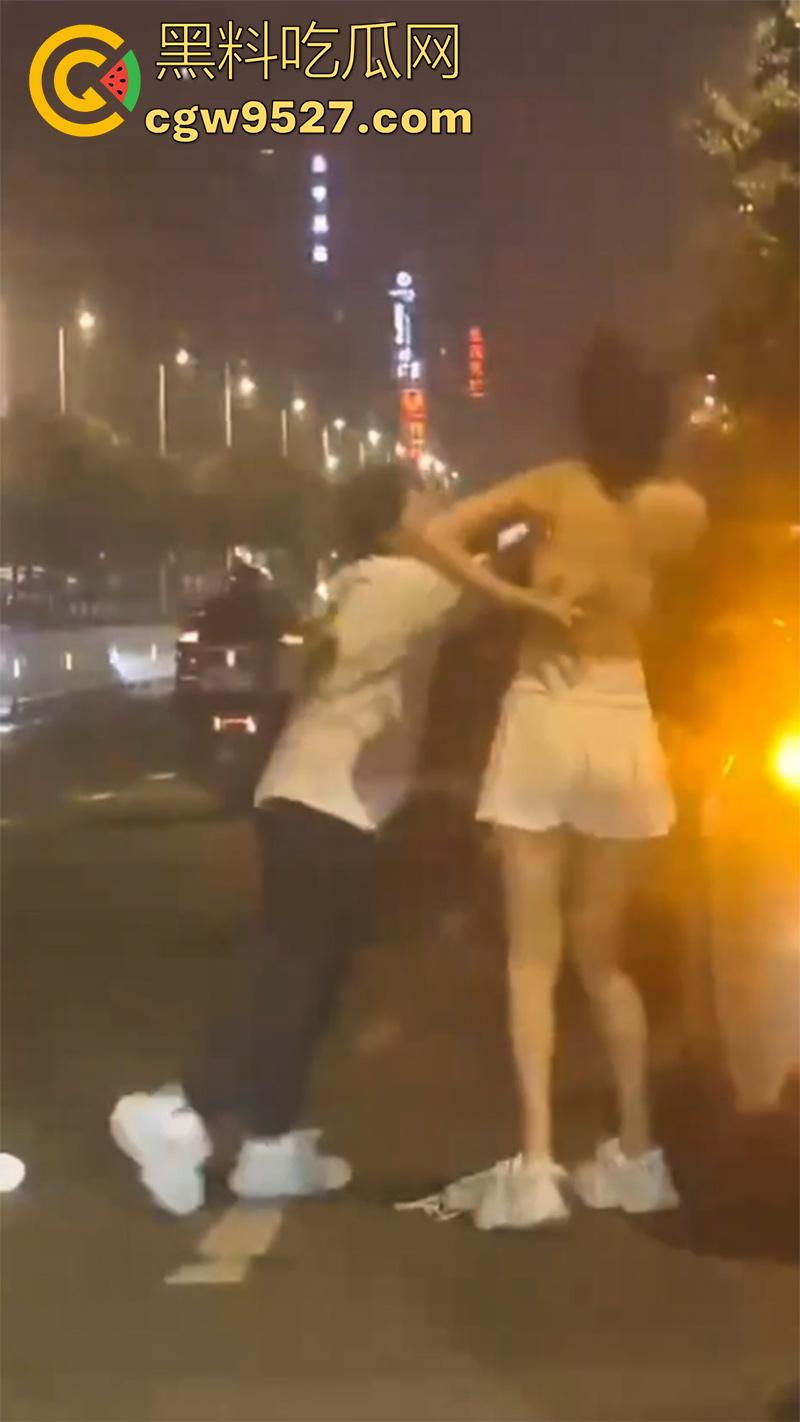 街头同性情侣骂战，小个矮T竟有个长腿女友，两人吵架当街脱衣，不得不说这身材真赞啊！-2