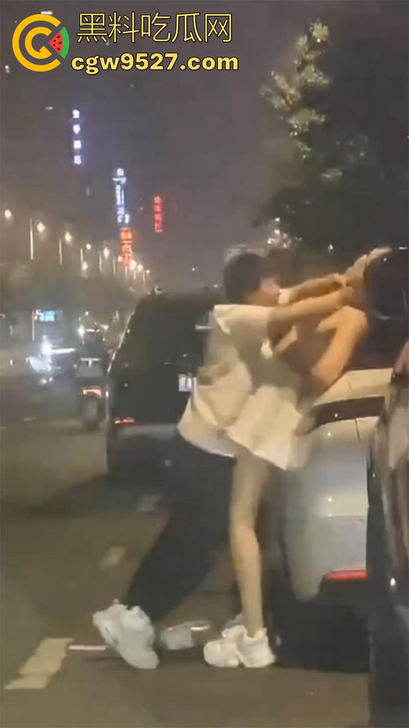 街头同性情侣骂战，小个矮T竟有个长腿女友，两人吵架当街脱衣，不得不说这身材真赞啊！-3