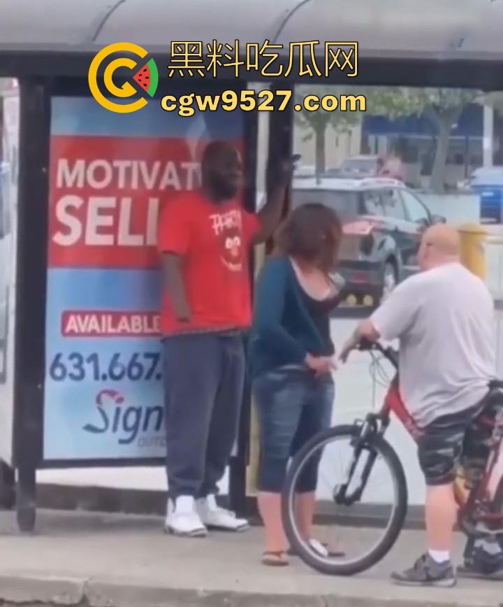 外国巨乳少妇，公交车站逼痒难耐和黑人当街性爱，旁边路人见怪不怪，老黑内射后若无其事装路人！-1