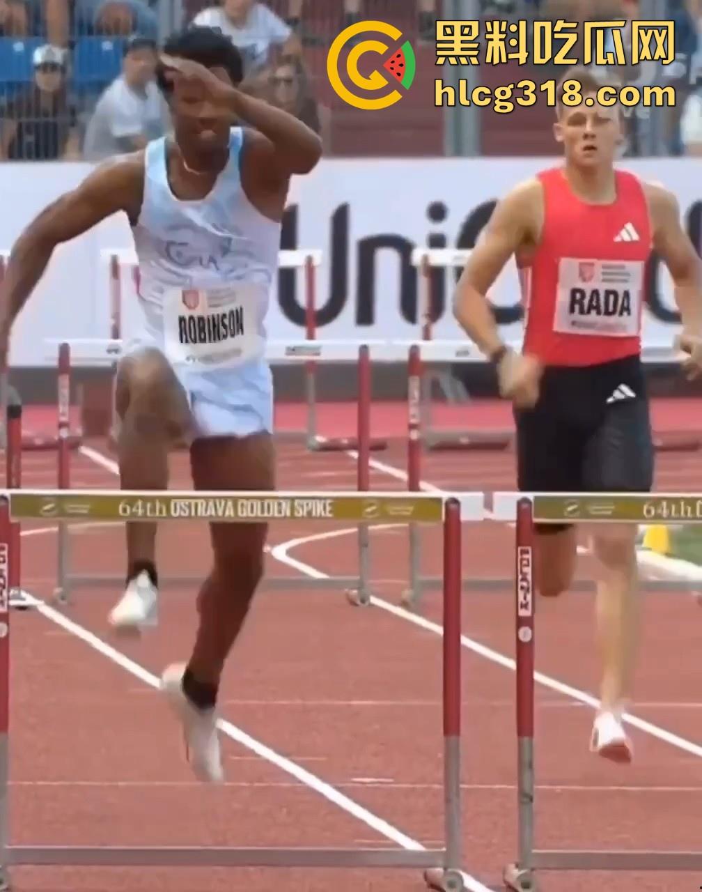 奥斯特拉瓦大奖赛400跨栏决赛惊现走光事故！【克里.罗宾森】牛子从短裤裤管中滑出，摇摇晃晃拿了个冠军！-3