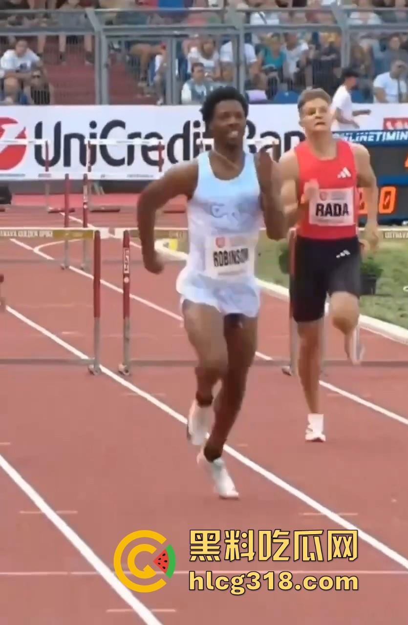 奥斯特拉瓦大奖赛400跨栏决赛惊现走光事故！【克里.罗宾森】牛子从短裤裤管中滑出，摇摇晃晃拿了个冠军！-5