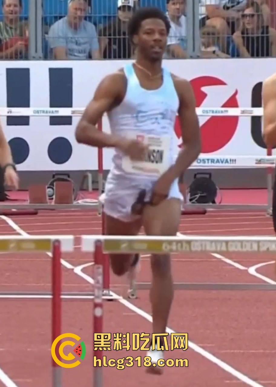奥斯特拉瓦大奖赛400跨栏决赛惊现走光事故！【克里.罗宾森】牛子从短裤裤管中滑出，摇摇晃晃拿了个冠军！-10