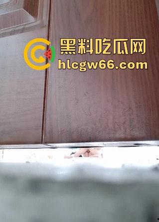 广东遂溪县高中艺术楼惊现女声淫叫 门下偷拍高三情侣光腚野战 视频流出引爆校园！-10