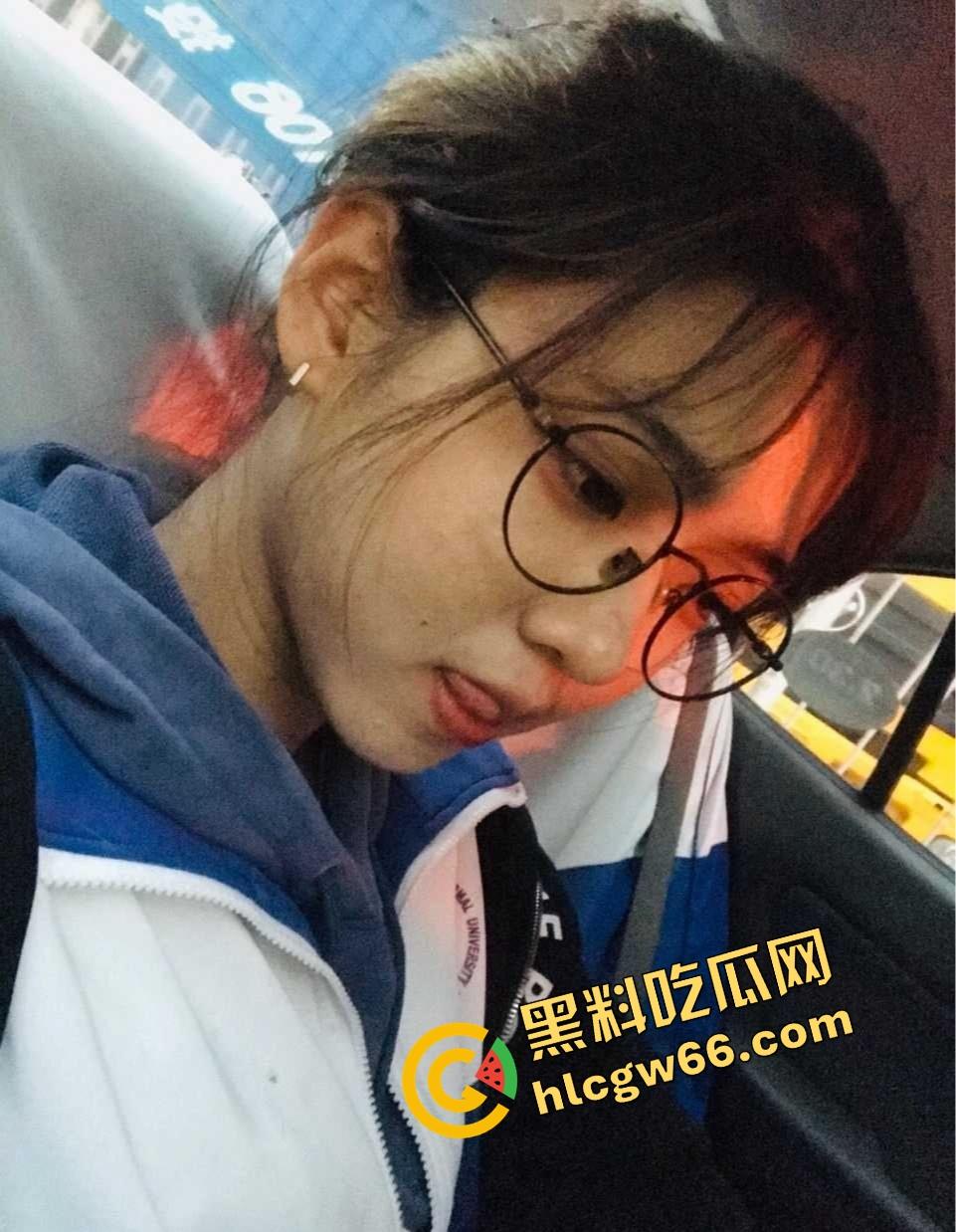 重庆眼镜学生妹【景浩】从图书馆到酒店，眼镜装纯黑丝撅臀骚穴被网友无套后入，带闺蜜野外露逼赚外快！-1