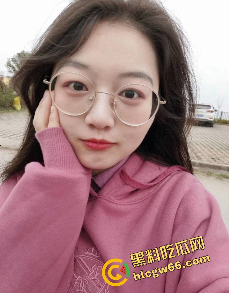 重庆眼镜学生妹【景浩】从图书馆到酒店，眼镜装纯黑丝撅臀骚穴被网友无套后入，带闺蜜野外露逼赚外快！-4