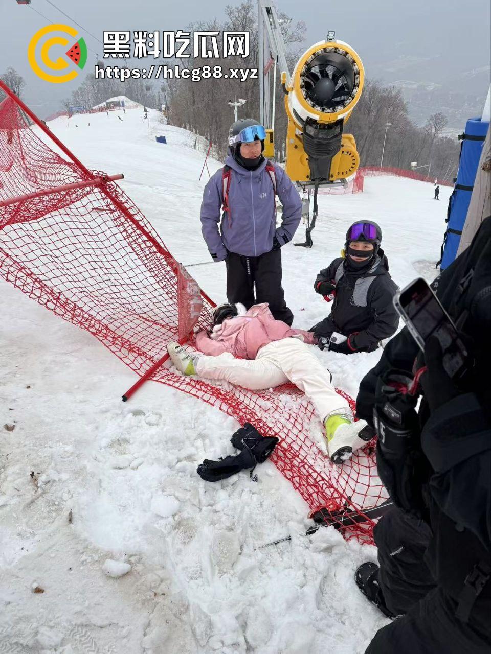 抖音500万粉丝网红【千一】因滑雪练习16米跳台出意外 口吐鲜血 双腿粉碎性骨折!-15