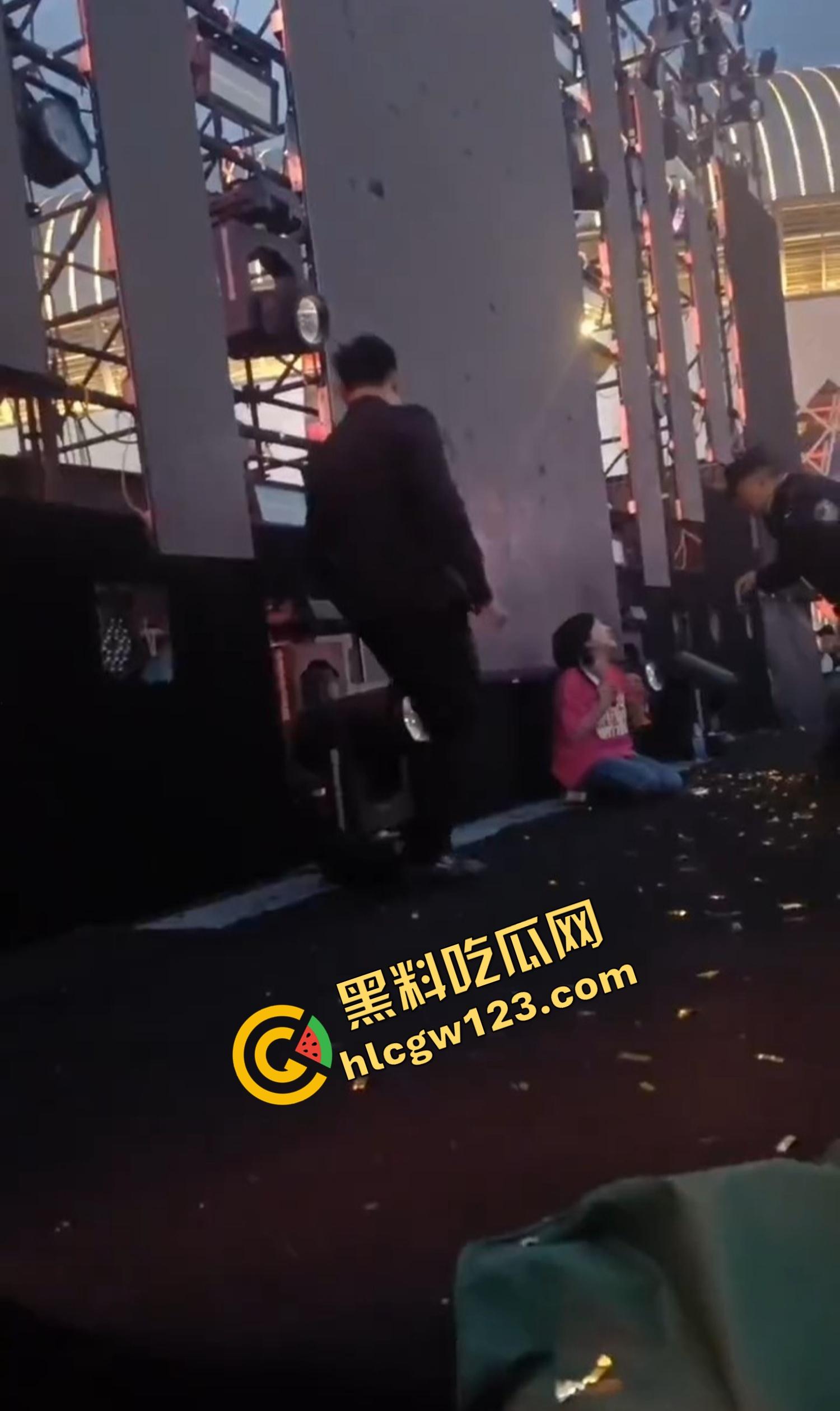 云南昆明网红活动一女子当场拿菜刀架脖子，围观上千人，全程直播，警察五人冲刺夺刀才救下！-11