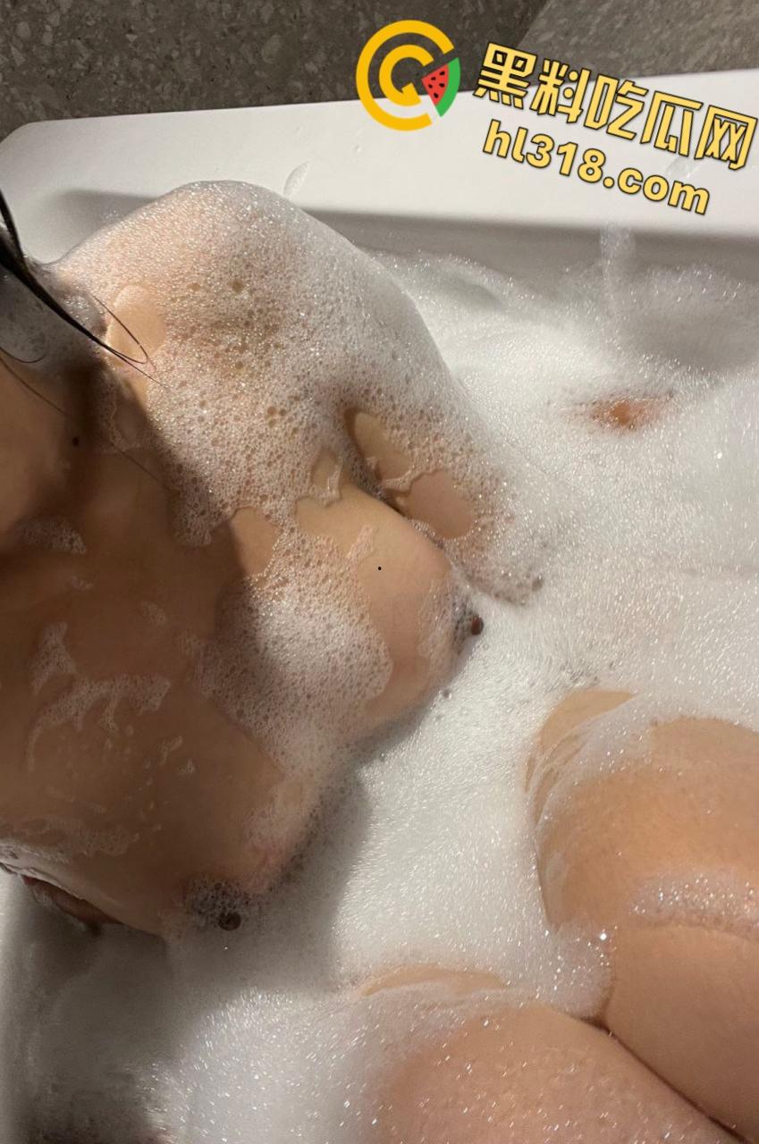 安徽艺术学院白嫩学生妹【胡沁怡】,性感自拍 前凸后翘身材超极品,这蜜桃臀后入起来一定很带劲 !-7