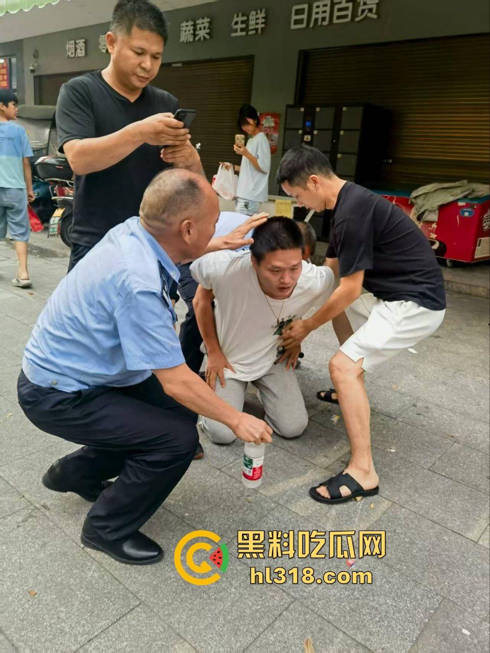 湖南省耒阳发生一起血腥命案,一个报复社会的青年,拿刀随机砍人,以至3人当初死亡,嫌疑犯在逃!-4