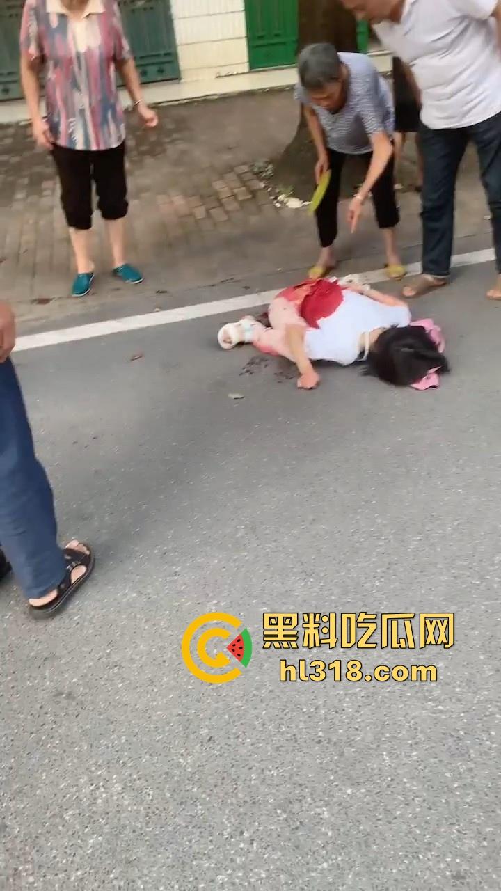 湖南省耒阳发生一起血腥命案,一个报复社会的青年,拿刀随机砍人,以至3人当初死亡,嫌疑犯在逃!-7