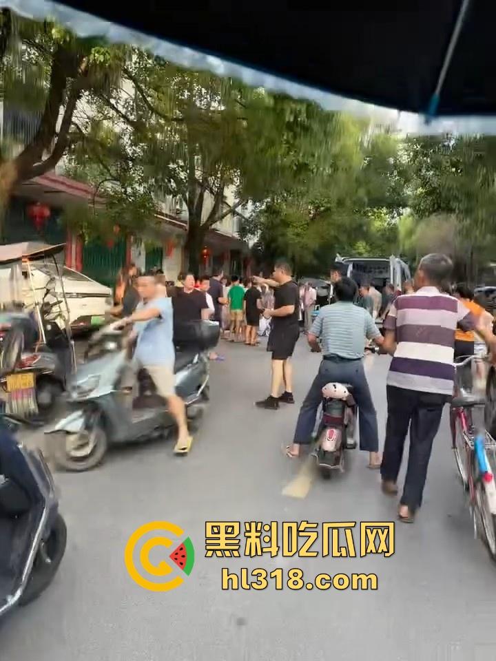 湖南省耒阳发生一起血腥命案,一个报复社会的青年,拿刀随机砍人,以至3人当初死亡,嫌疑犯在逃!-8