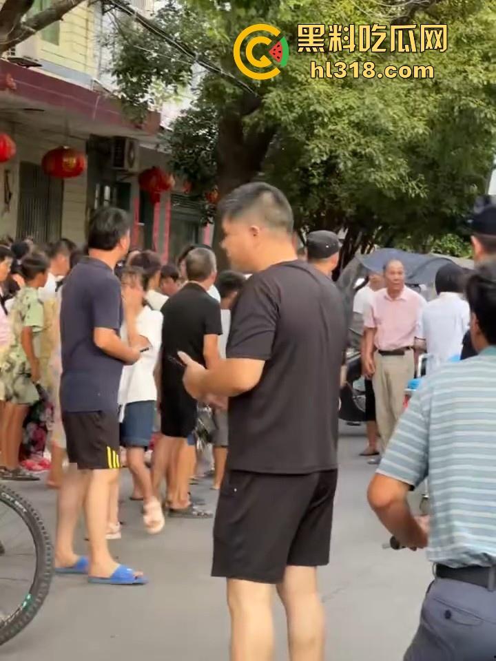 湖南省耒阳发生一起血腥命案,一个报复社会的青年,拿刀随机砍人,以至3人当初死亡,嫌疑犯在逃!-9