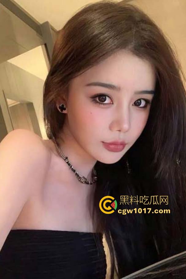 海角乱伦！跟喜欢露出的嫂子楼道交合，华伦天奴高跟配上红色丝袜兔女郎，激情猛操内射，爽的一批！-1