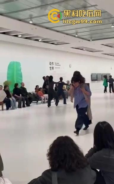 上海浦东美术馆魔幻抽象表演展现高深的艺术概念，演员集体精神错乱？这不就是社畜上班状态的真人展示！-2