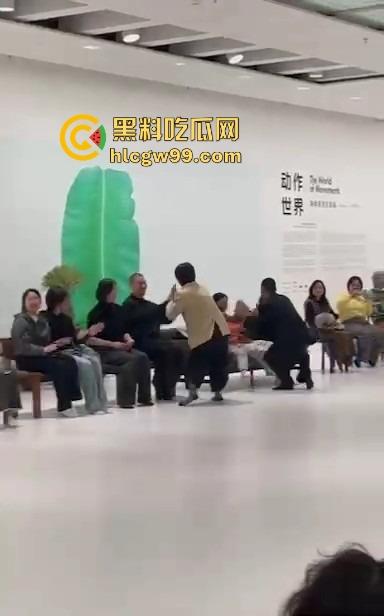 上海浦东美术馆魔幻抽象表演展现高深的艺术概念，演员集体精神错乱？这不就是社畜上班状态的真人展示！-3
