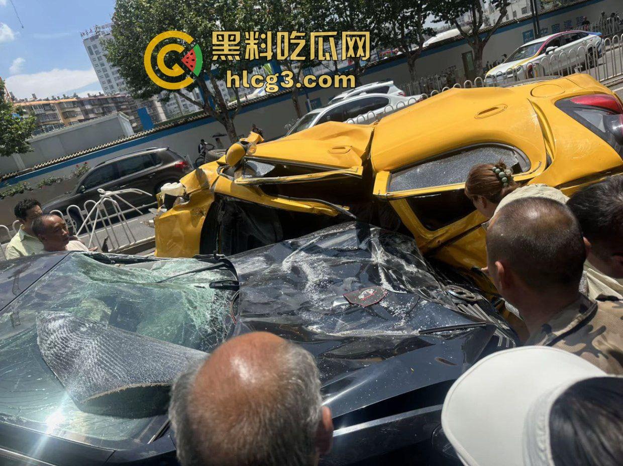 昆明西苑立交重大车祸！两车相撞一车被碾压 江铃汽车车主当场死亡-7