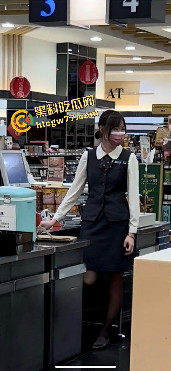 兄弟情玩到床上，河北龟男亲手把女友送上兄弟的屌，拍全程还特写口交角度，超市工服都没脱就开干！-2