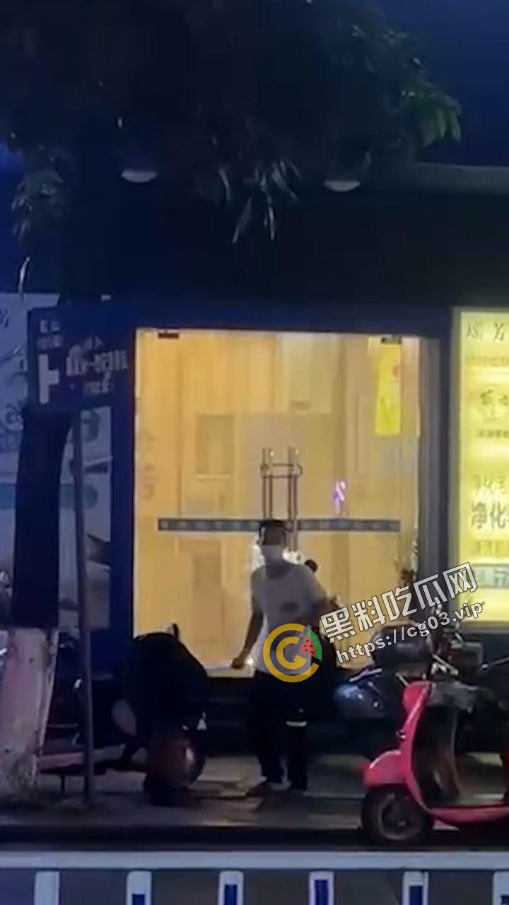 嚣张！广西容县城北路少年砍人 与警察互博 砍伤警察 拒不伏法 嚣张至极-2