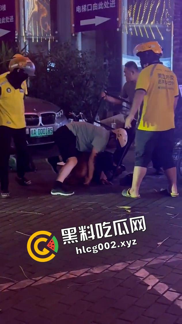 海南海口玉沙路 外卖小哥大战精神病将其制服 场面堪比拍电影 前排吃瓜直达-6