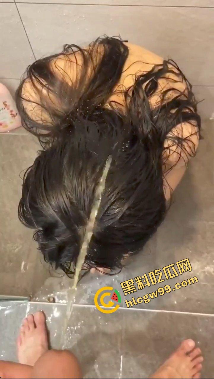 湖南长沙受虐倾向骚母狗【何瑶】浴室调教金主暴力冲水,小便淋头深喉口爆!独家曝光流出!-6