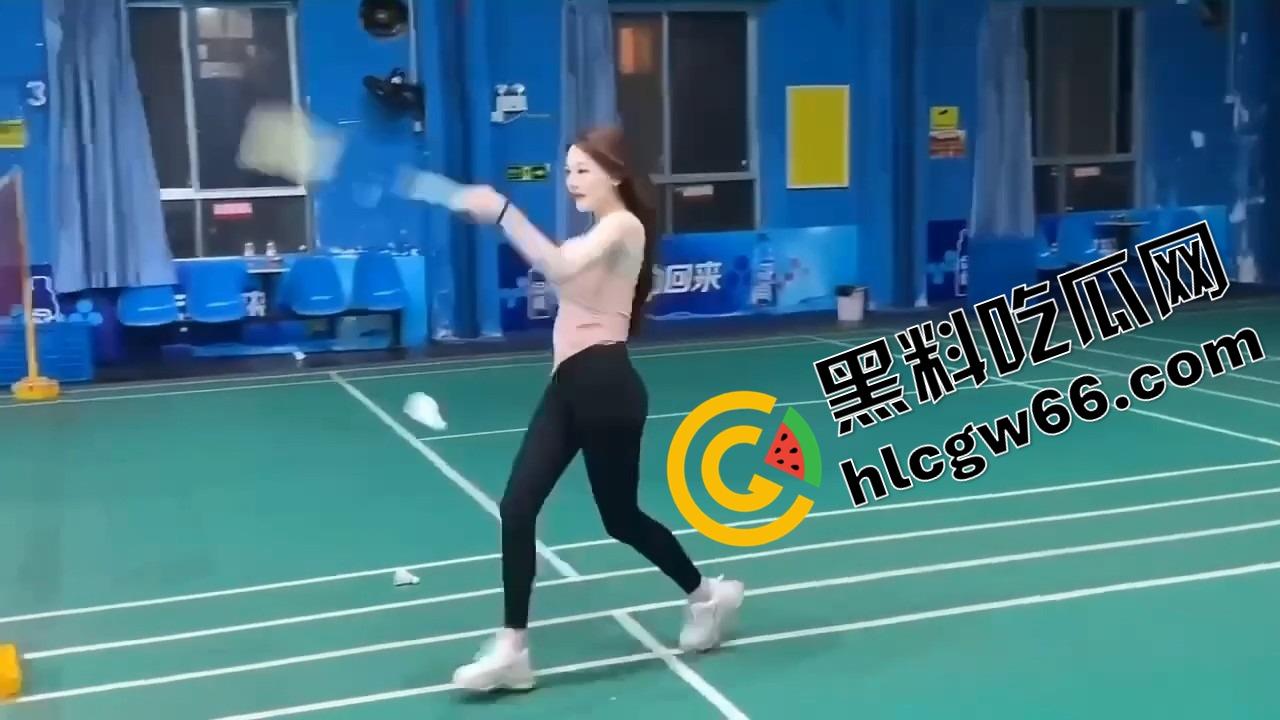 打球？不如看奶子起飞！这女的羽毛球打成奶震现场，胸甩得比球还凶，想让人冲上去抓两把！-11