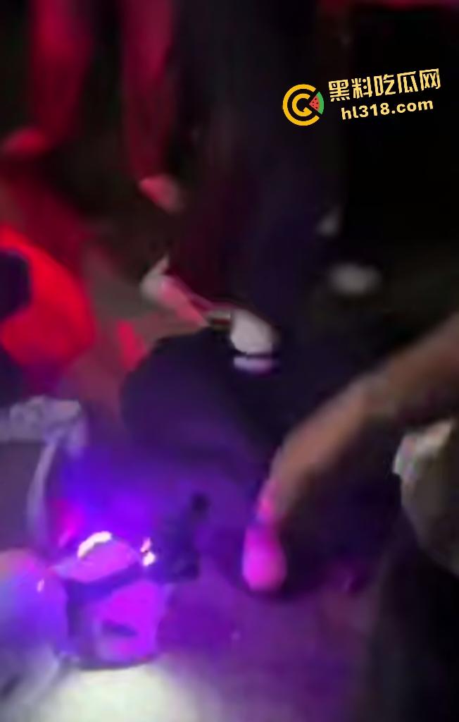 江西万载霸凌者反被群殴血溅当场！黄毛黑毛被打出心理阴影，棍子爆头血流不止，全靠路人打120急救！-1