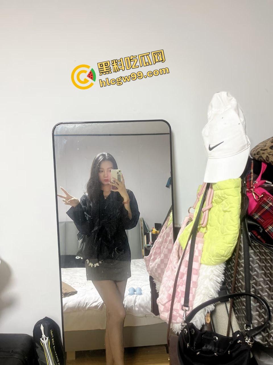 贵州饥渴反差骚鸡【周雨】肾虚男网购炮机刺激插逼，沙发上不停喷水至流水一地！独家曝光流出！-3