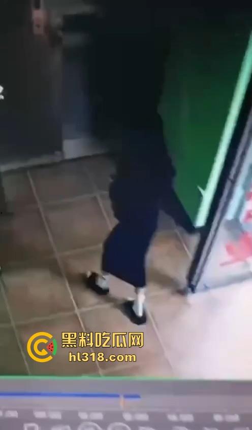 河南驻马店抖音网名【瑶.】妙龄女子当众在电梯拉屎，女子在无视监控，拉完随后淡定离开！-2