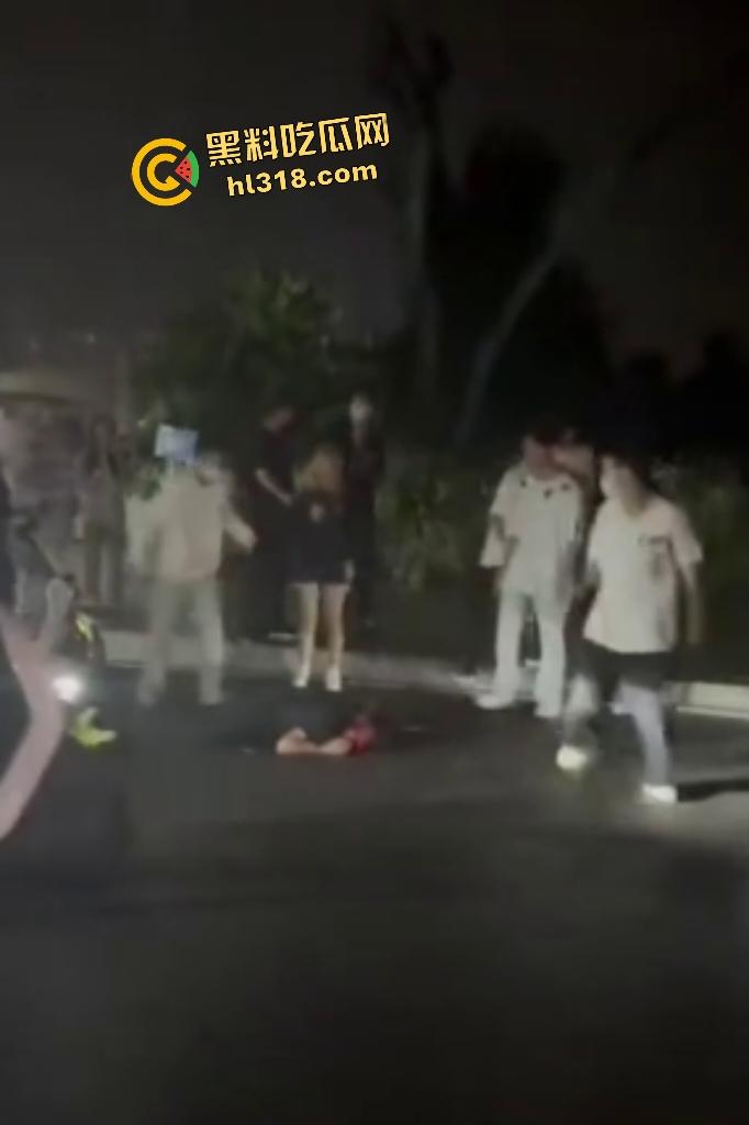 江西万载霸凌者反被群殴血溅当场！黄毛黑毛被打出心理阴影，棍子爆头血流不止，全靠路人打120急救！-6