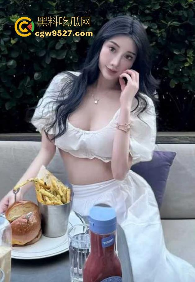 抖音网红【starrysky】高挑美女为流量铤而走险，极品御姐真空漏点，故意露出内裤，观众弹幕瞬间炸裂！-4