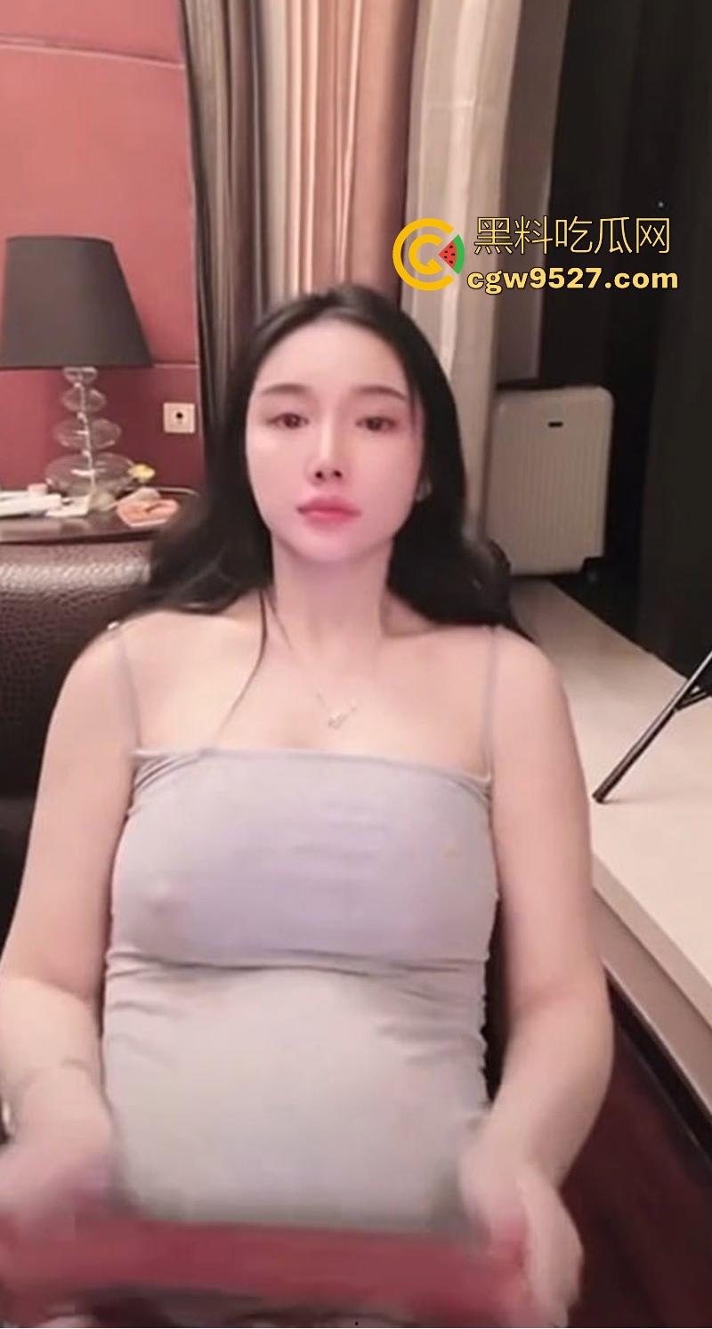 抖音网红【starrysky】高挑美女为流量铤而走险，极品御姐真空漏点，故意露出内裤，观众弹幕瞬间炸裂！-8