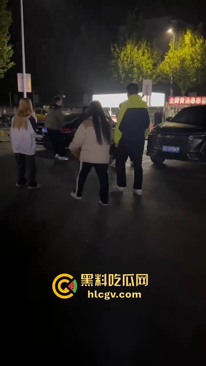 停车场上演钢管群殴！精神小伙围殴他人，结果双拳难敌四手被爆头倒地护头求饶！-10