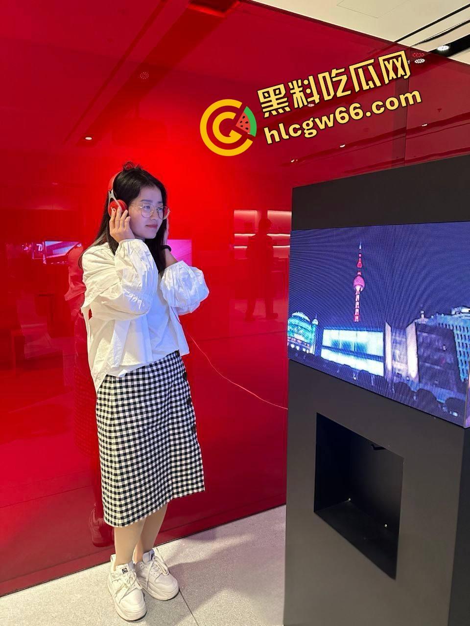 贵州贵阳中学女老师『俞小燕』讲台女神人后变母狗，丝袜跪舔被写满贱货等字，全身捆绑求双修！-2