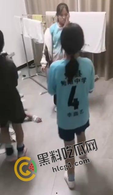 勉县勉阳中学足球队李嘉艺聚集多人霸凌同队李云瑶，人没多大心怎么这么狠，被霸凌者父亲做出霸气回应-3