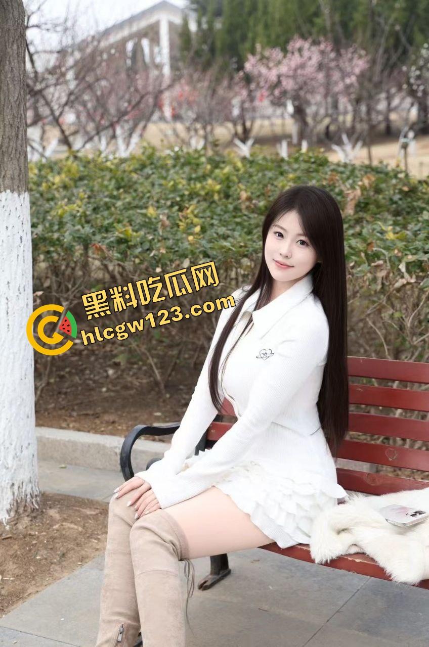 大鸡巴怒插骚货湿逼，打桩声震天淫水流成小河，上面狂干下面盛水，最后还要喝逼水润喉？-3