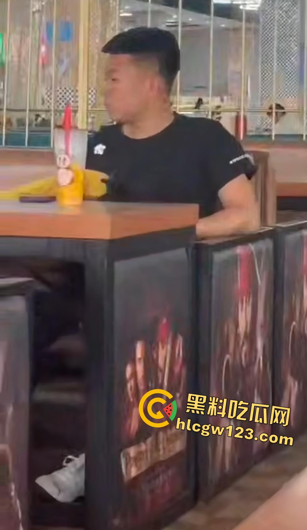 青岛技师学院食堂惊爆狗男女口交，蜜雪冰城边喝边舔，精子果茶就此诞生！-1