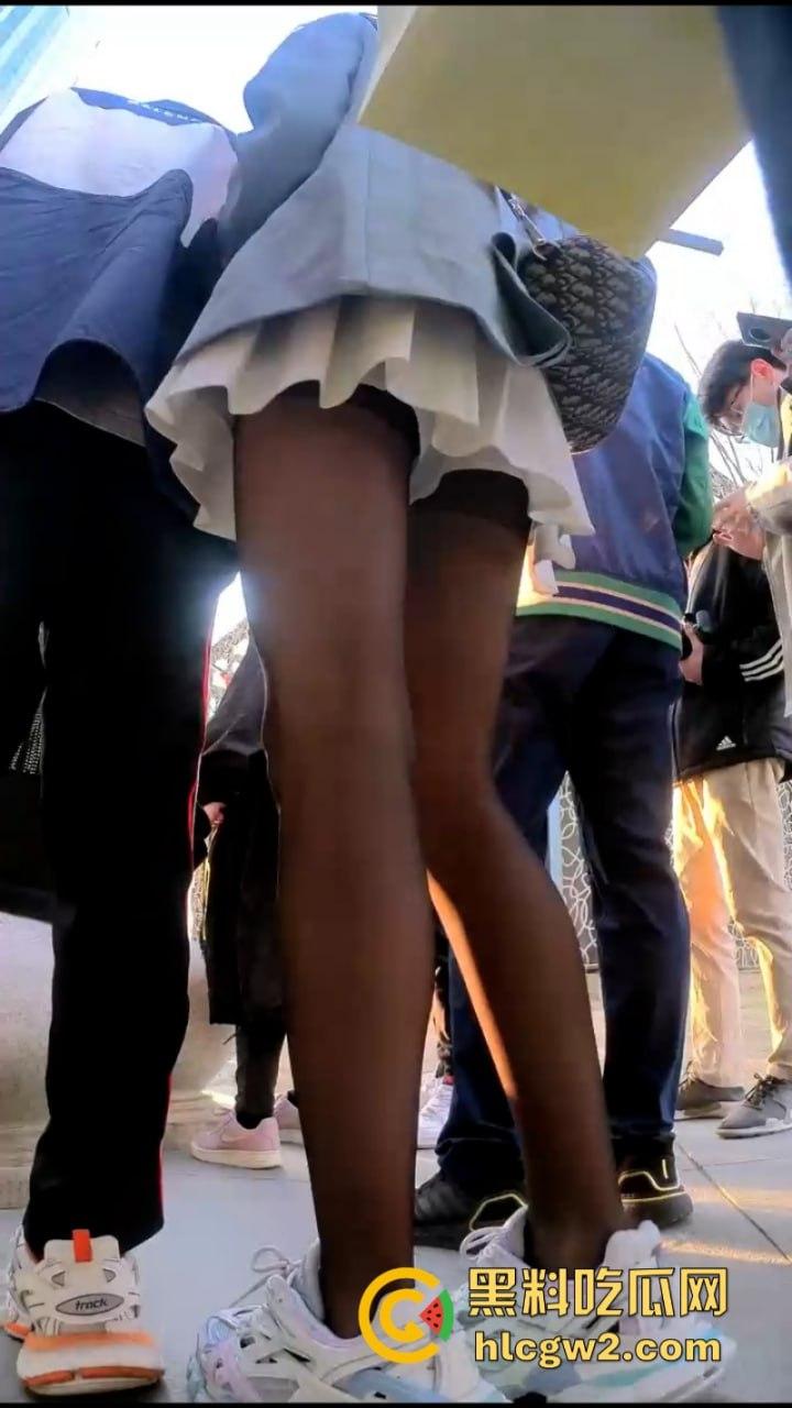 入冬前最后一波抄底福利 北京三里屯实拍街头妹子裙底 黑丝肉缝小内裤看完包射!-8