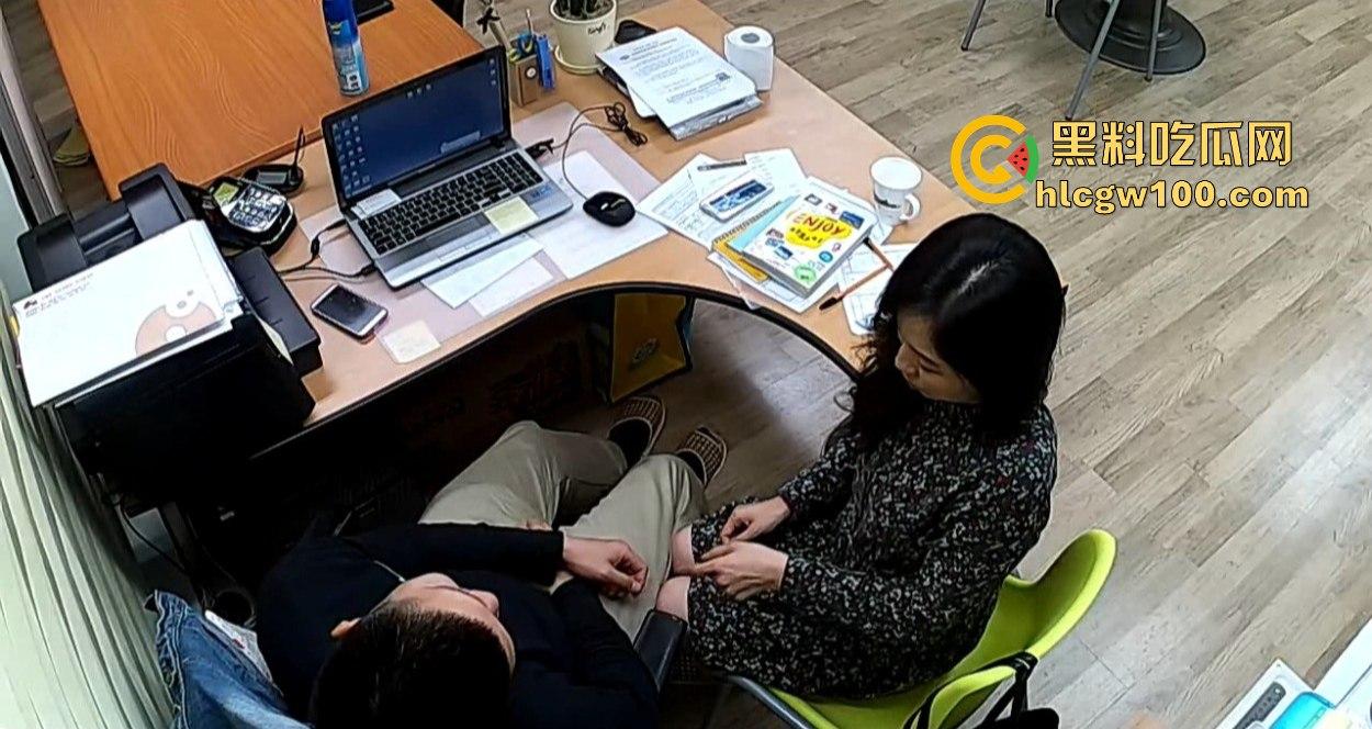 公司摄像头炸出大瓜，碎花连衣裙小骚货文员主动摸经理鸡巴，关灯打炮以为安全，哪知红外线全程实锤！-2