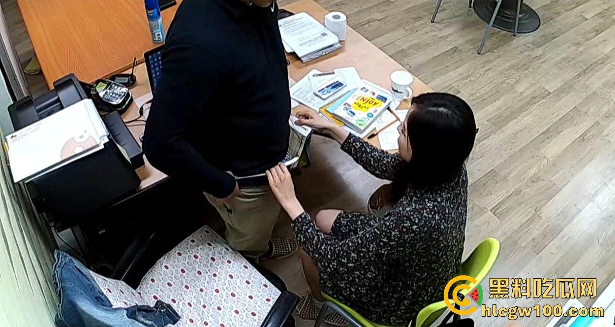 公司摄像头炸出大瓜，碎花连衣裙小骚货文员主动摸经理鸡巴，关灯打炮以为安全，哪知红外线全程实锤！-3