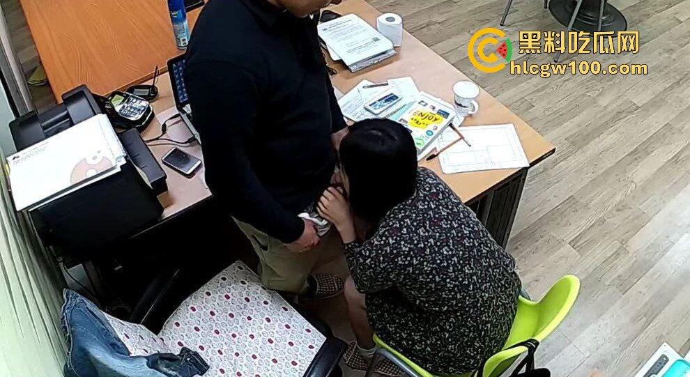公司摄像头炸出大瓜，碎花连衣裙小骚货文员主动摸经理鸡巴，关灯打炮以为安全，哪知红外线全程实锤！-10
